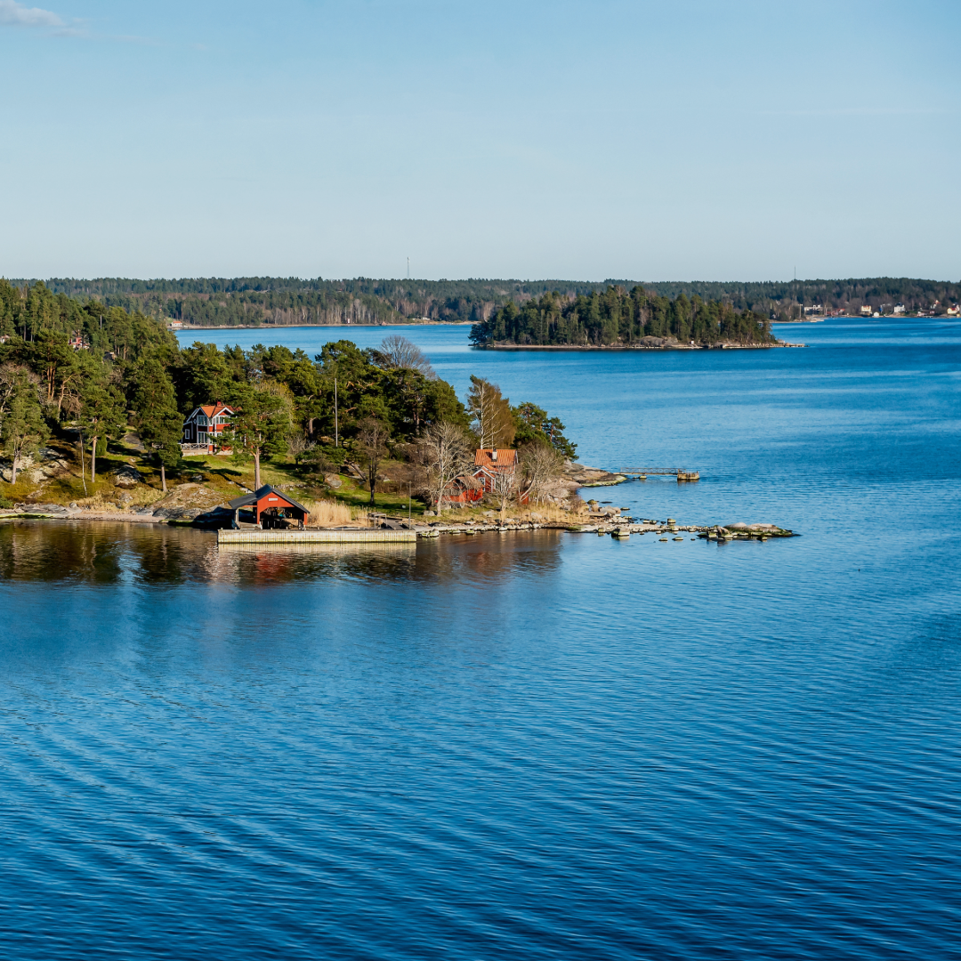 Ostseeküste mit bewaldeten Inseln und Häusern